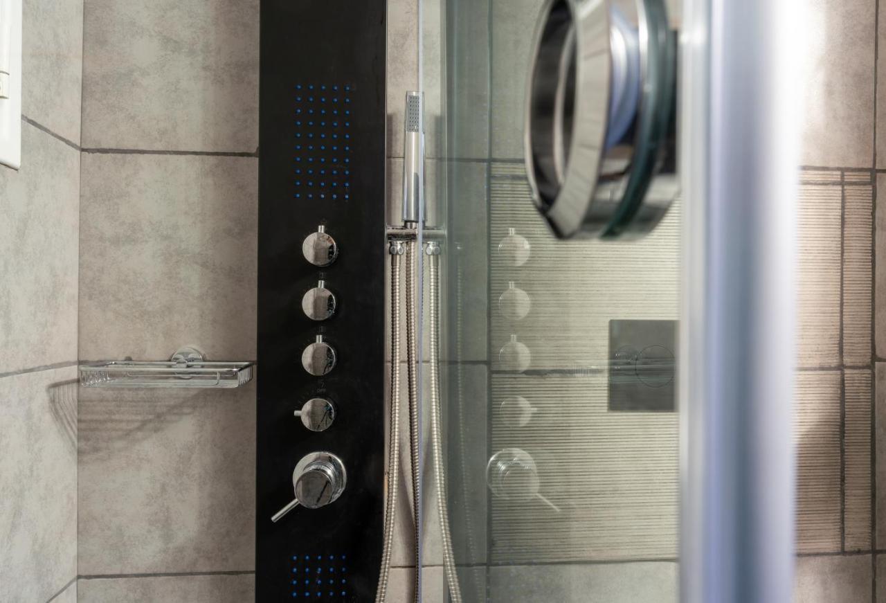 Luxury Apartment Overlooking The Citadel Of Tsakas Athens Luaran gambar
